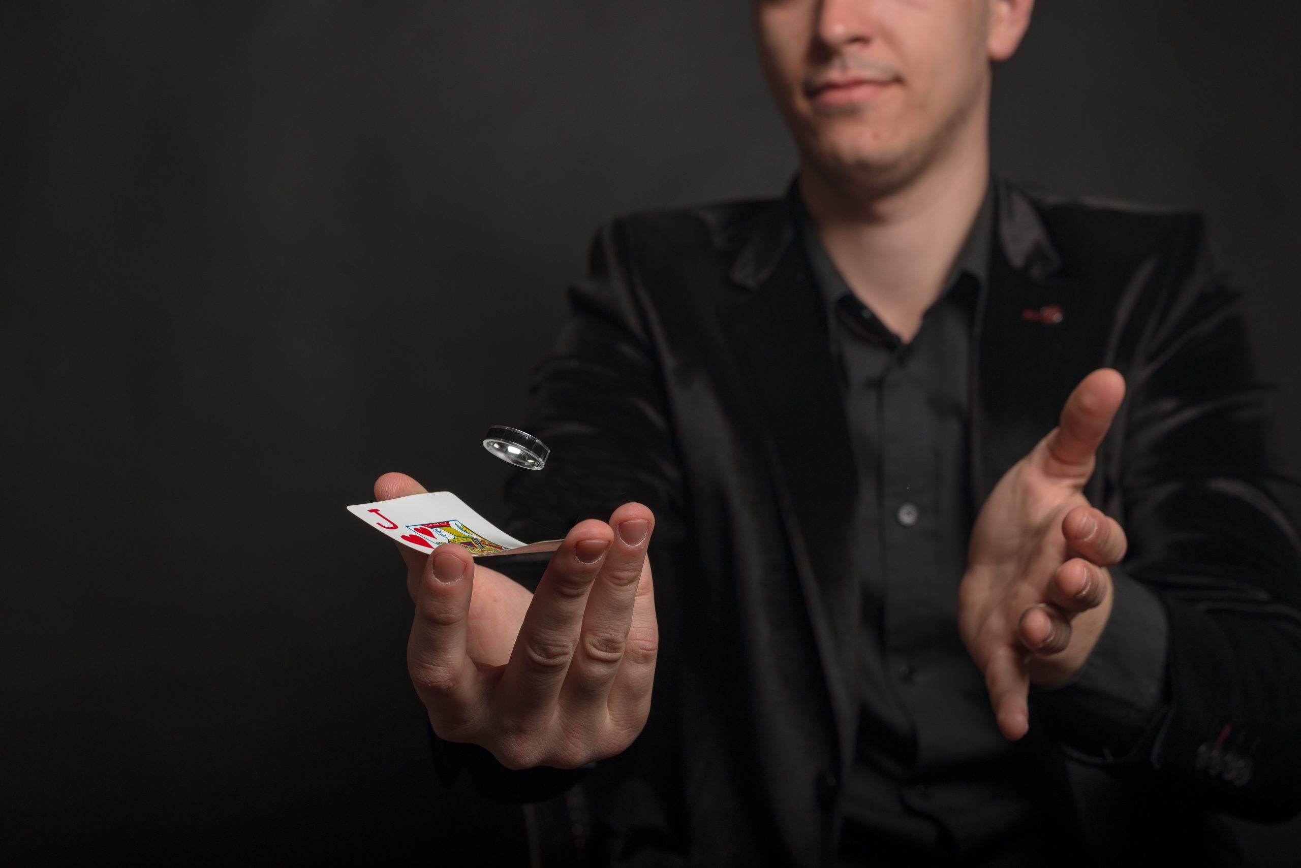 Un show de magie pentru copii trebuie să fie suficient de lung încât să captiveze copiii și să ofere un moment memorabil, dar și suficient de scurt cât să le mențină atenția și entuziasmul. Durata recomandată pentru un spectacol realizat de un magician pentru petreceri copii este între 30 și 45 de minute, iar în acest articol îți explicăm clar de ce aceasta este durata perfectă.