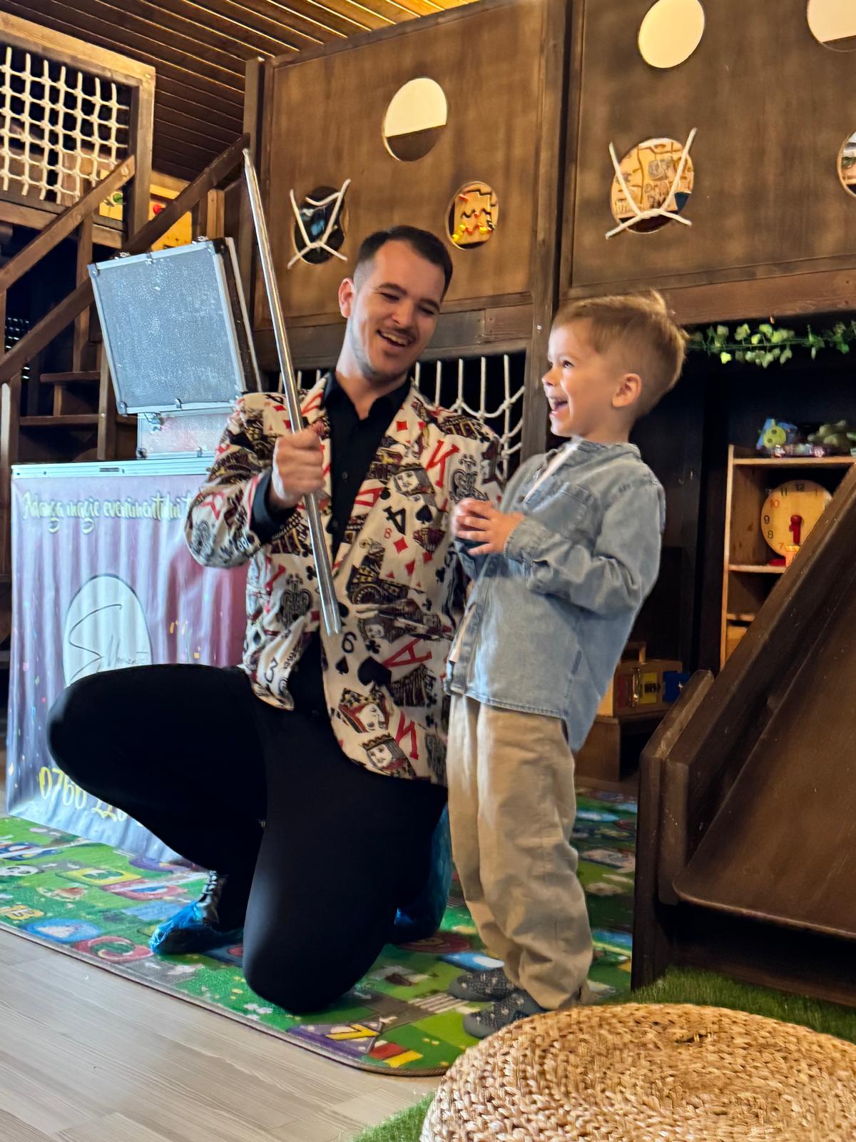 Magician petreceri copii Pantelimon – spectacole de magie interactive pentru aniversări. Transport doar 50 lei! Pachete Start 350, Plus 500, Pro 900 lei.