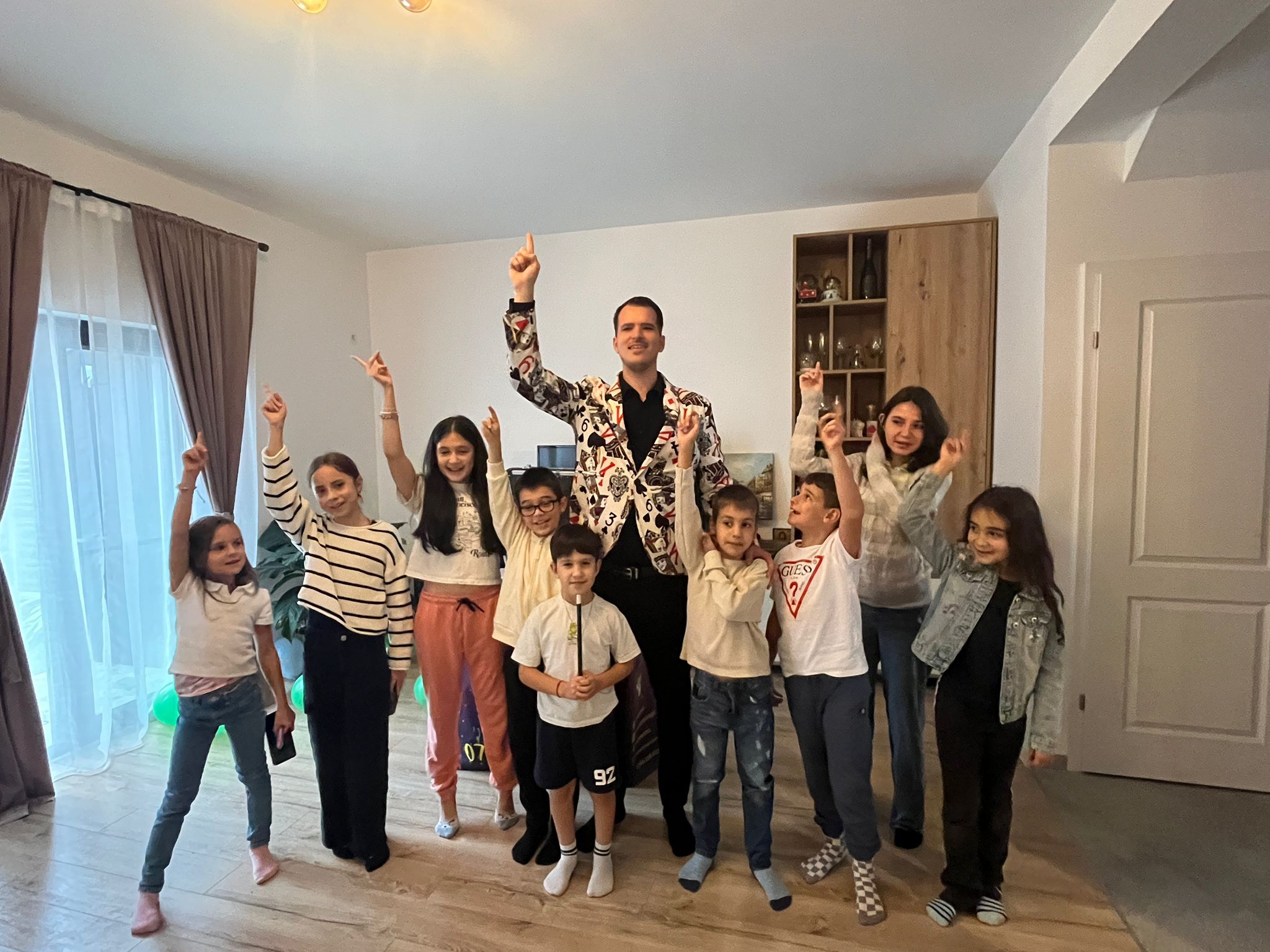 petrecere copii locație, idei petreceri București, petrecere acasă vs loc de joacă, organizare aniversare copii, sfaturi părinți petreceri, S Moments locații, magician loc de joacă, petrecere curte cop