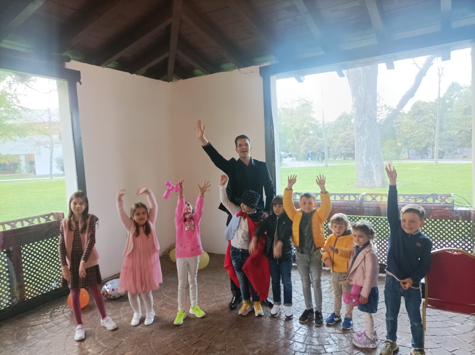 magician restaurant, magician acasă, spectacol magie apartament, organizare petrecere copii București, locații petreceri copii Ilfov, magician loc de joacă, show magie spații mici, logistică petrecere copii, magician profesionist București, sfaturi organizare aniversare, divertisment copii restaurant, S Moments magie, magician cu sonorizare proprie, magie de salon, idei petrecere acasă